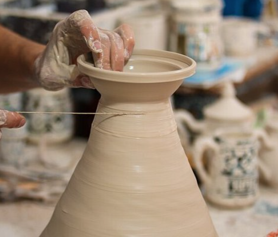 Mains d'un artisan potier au travail